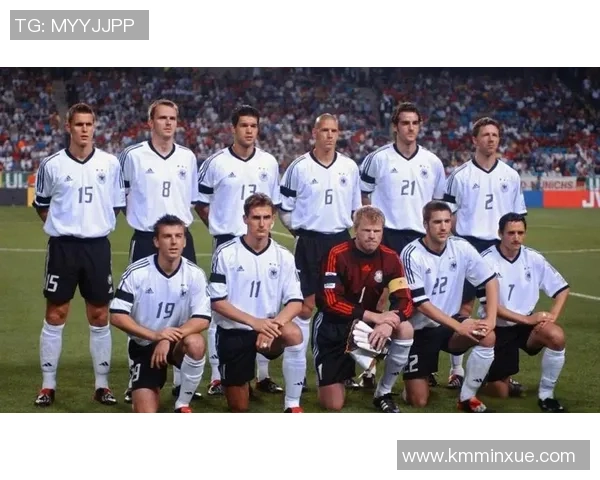 外国足球明星同框合影展现足球魅力与友谊的精彩瞬间